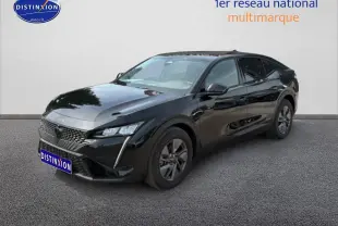 Peugeot 408 Hybrid 136 allure e-dcs6 noir en 3/4 avant droit, avec calandre distinctive et jantes alu.