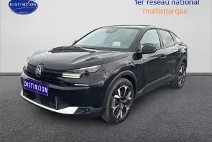 Citroën C4 hybride noire vue en 3/4 avant droit, avec jantes alu et feux LED distinctifs.