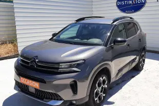 Citroën C5 Aircross hybride gris platinium en 3/4 avant droit avec jantes bi-ton et toit noir brillant.