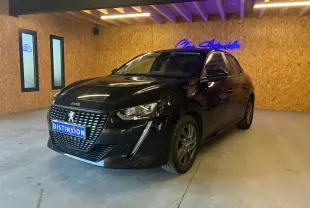 Peugeot 208 1.5 BlueHDi 100 Style noir vue 3/4 avant droit dans un garage avec mur en bois.
