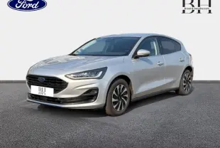 Ford Focus 2023 gris lunaire métallisé vue 3/4 avant avec calandre noire et jantes alliage bicolores.