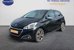 Peugeot 208 noir perle métal vue 3/4 avant droit, avec jantes alliage et rétroviseurs chromés.