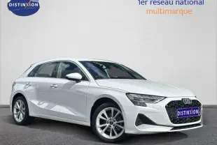 Audi A3 Sportback hybride blanche vue en 3/4 avant droit avec calandre noire et jantes alu.