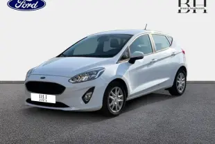 Ford Fiesta blanc glacier vue 3/4 avant droit, avec calandre noire et jantes alliage visibles.