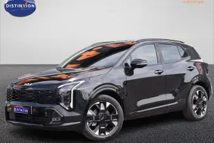 KIA SPORTAGE hybride noir en 3/4 avant droit, avec jantes 19 pouces et signature lumineuse LED distinctive.