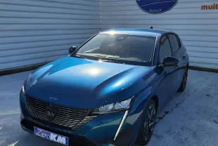 Peugeot 308 Bleu Obsession vue 3/4 avant droit, avec calandre noire distinctive et feux LED verticaux allumés.