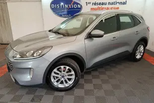 Vue 3/4 avant droite d'un Ford Kuga gris foncé 2023 avec jantes alliage et rétroviseurs assortis.