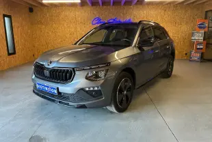 Vue 3/4 avant droite du Skoda Kamiq gris foncé 2024 avec calandre noire et jantes spécifiques Monte-Carlo.
