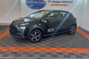 Citroën C3 BlueHDi 100 BVM PLUS noire vue de profil droit en intérieur avec jantes distinctives et protections latérales.