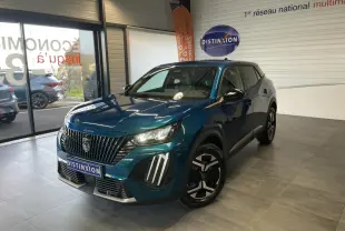 Peugeot 2008 bleu en 3/4 avant droit, avec calandre noire et feux LED distinctifs allumés.