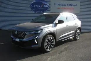 Renault Austral gris schiste en 3/4 avant droit, mettant en valeur sa calandre distinctive et ses jantes bi-ton.