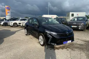 Renault Clio 1.5 Blue dCi noir étoilé vue 3/4 avant, avec phares LED et calandre noire brillante.
