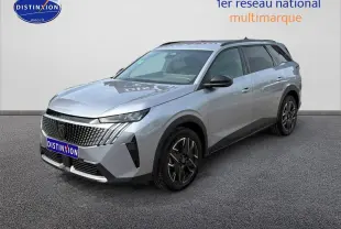 Peugeot 5008 Hybrid 145 gris Artense en 3/4 avant droit, avec calandre distinctive et jantes alu noires.