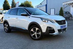 Peugeot 3008 blanc nacré en 3/4 avant droit, avec jantes alliage et calandre noire distinctive.