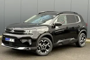Citroën C5 Aircross Hybrid noir Perla en 3/4 avant droit, avec jantes alliage bi-ton et barres de toit noires.