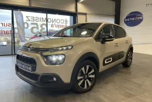 Citroën C3 beige clair vue 3/4 avant droit en showroom, avec Airbump noir et jantes alliage diamantées.