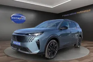 Peugeot 5008 bleu 3/4 avant droit en showroom avec calandre noire et jantes noires brillantes.
