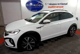 Vue 3/4 avant droit d'un Volkswagen Taigo blanc 2022 avec jantes alliage noires et toit ouvrant panoramique.