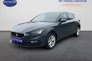 Vue 3/4 avant droite d'une SEAT Leon 2025 bleu Fjord avec jantes alliage et calandre noire distinctive.