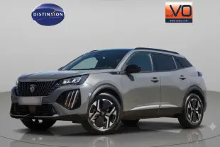 Peugeot 2008 Hybrid 145 gris en 3/4 avant droit avec jantes alliage 17 pouces et toit noir contrasté.