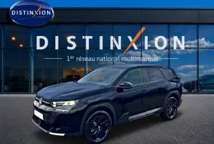Vue 3/4 avant droite du Citroën C5 Aircross noir 2026 avec jantes alliage noires devant un showroom Distinxion.