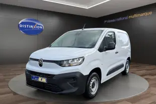 Vue 3/4 avant droite du Citroën Berlingo blanc 2026 avec pare-chocs noir et jantes acier simples.