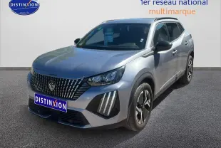 Peugeot 2008 gris artense en 3/4 avant droit avec calandre verticale et feux LED distinctifs.