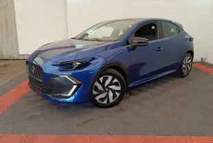 Renault Clio Evolution TCe 115 ch 2026 bleu, vue 3/4 avant droit, avec jantes stylisées et calandre distinctive.