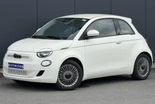 Fiat 500 électrique blanche vue 3/4 avant droit, avec jantes spécifiques et calandre sans grille.
