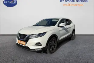 Vue 3/4 avant droite d'un Nissan Qashqai blanc nacré avec jantes alliage et calandre noire brillante.