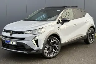 Renault Captur 2025 gris clair avec toit noir ouvrant, vue 3/4 avant droit, jantes alliage distinctives.