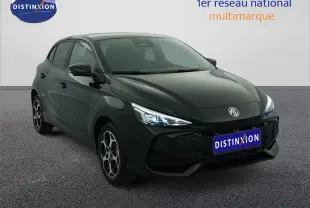 Vue 3/4 avant gauche de la MG3 Pebble Black 2026 avec phares LED allumés et jantes alliage 16 pouces.
