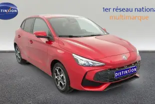 Vue 3/4 avant d’une MG3 1.5 L Hybrid+ 195 ch Luxury rouge Diamond Red avec jantes alliage et calandre noire.