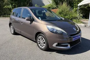 Renault Scénic marron vue 3/4 avant droit, avec feux de jour à LED et jantes alliage sur parking extérieur.