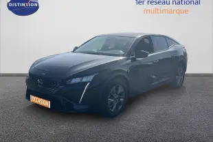 Peugeot 408 noir métal en 3/4 avant droit, avec calandre moderne et feux LED distinctifs allumés.