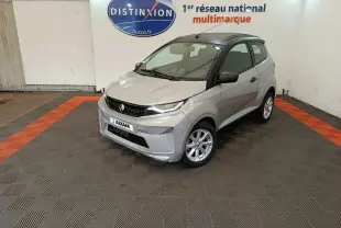 Aixam Ambition 0.5 City Crossline Pack gris foncé vue 3/4 avant droit en intérieur showroom.