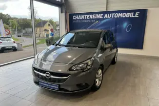 Opel Corsa 1.4 90 Graphite gris clair vue 3/4 avant droit en showroom avec logo Chantereine Automobile visible.