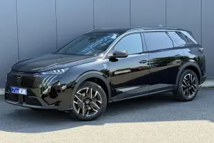 Peugeot 5008 Hybrid 145 GT noir Perla en vue 3/4 avant droit avec jantes alliage noires et hayon électrique.