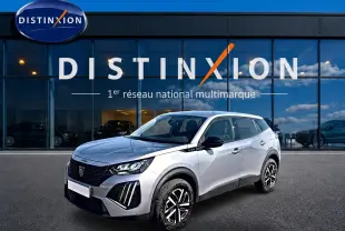 Peugeot 2008 gris en 3/4 avant droit, avec jantes noires et détails noirs sur les rétroviseurs et calandre.