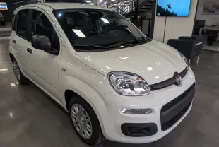 Vue 3/4 avant d'une Fiat Panda 1.0 70 CH Hybrid City blanche Gelato en showroom, avec rétroviseurs noirs et jantes acier.