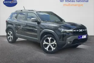 SUV Dacia Duster noir en 3/4 avant droit, avec jantes alliage et calandre distinctive lumineuse.