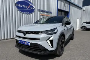 Renault Captur 2025 gris rafale toit noir vu en 3/4 avant droit avec phares LED et jantes noires.