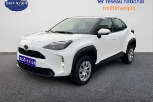 Toyota Yaris Cross blanc pur en 3/4 avant droit, avec calandre noire et protections d'ailes noires.