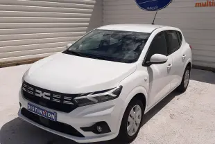 Vue 3/4 avant droite d'une Dacia Sandero TCE 90ch Expression blanche Glacier, avec calandre noire et feux LED distinctifs.