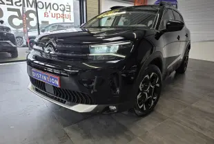 Citroën C5 Aircross noir métal en 3/4 avant droit, avec calandre noir brillant et jantes alliage 18'' bi-ton.