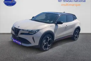 Vue 3/4 avant d'une Alfa Romeo Junior 1.2 hybride 2026 ivoire et noir avec jantes alliage et toit noir.