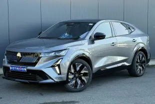 Renault Rafale E-Tech gris schiste en 3/4 avant droit, calandre noire et jantes diamantées noires 20 pouces.