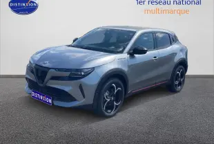 Vue 3/4 avant droite d'une Alfa Romeo Junior 1.2 hybride gris métallisé avec jantes alliage et vitres teintées.