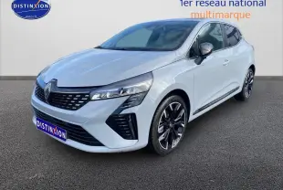 Renault Clio V gris rafale vue 3/4 avant droit avec calandre chromée et jantes alu noires.