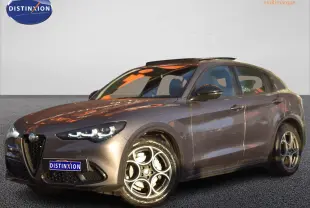 Alfa Romeo Stelvio 2024 gris Vesuvio en 3/4 avant droit avec toit panoramique et jantes alliage 19 pouces.
